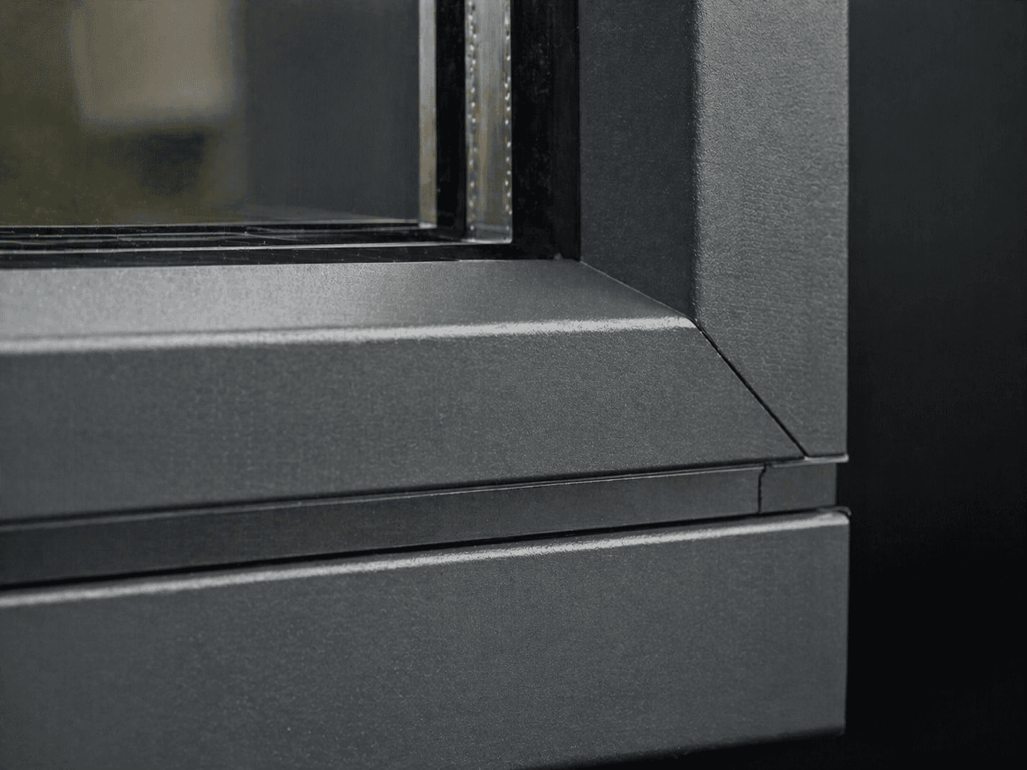 Macro close-up antraciet aluminium kozijnprofiel met thermische onderbreking