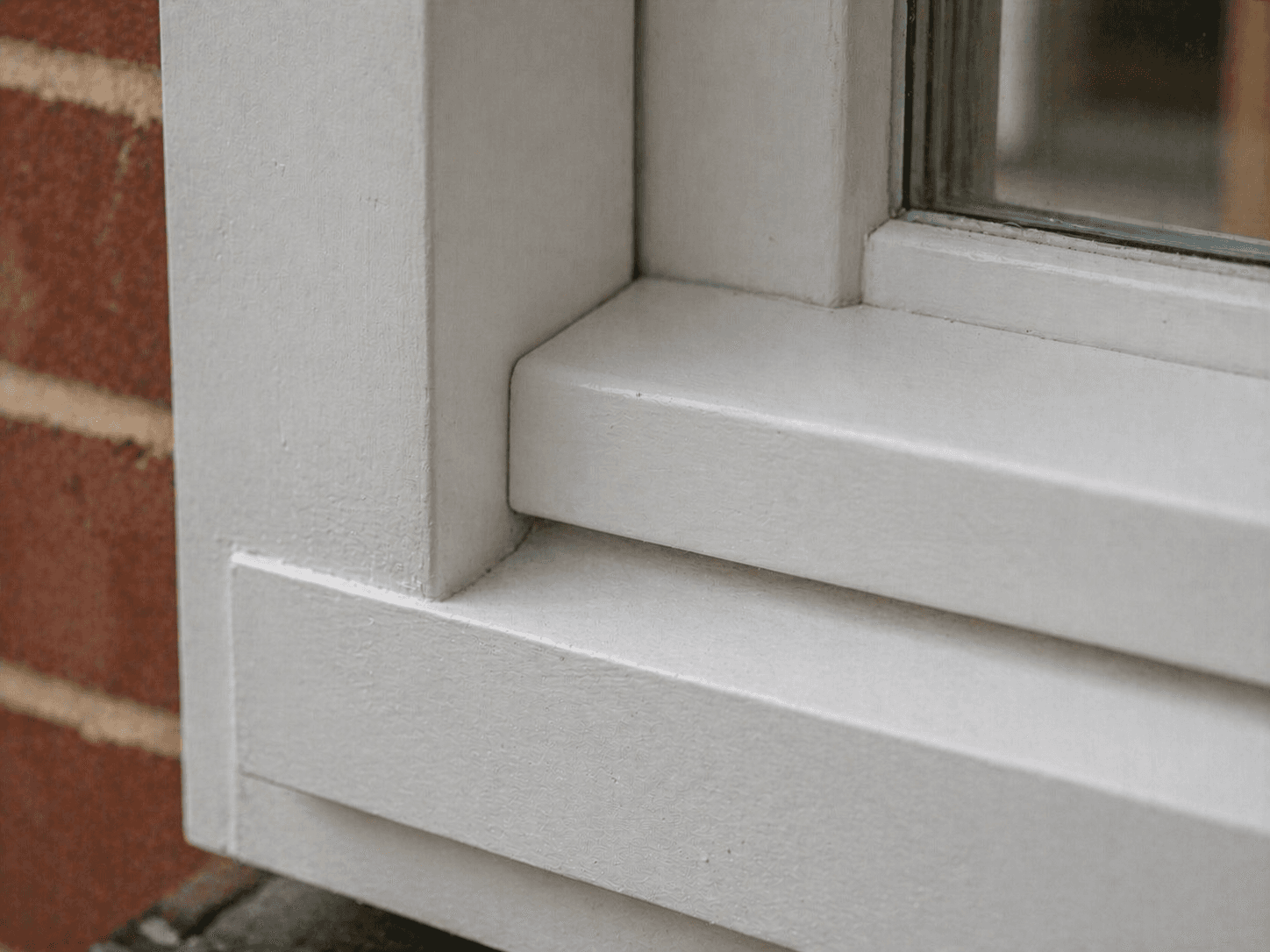 Macro close-up van wit geschilderd houten kozijnprofiel met fijne verfafwerking