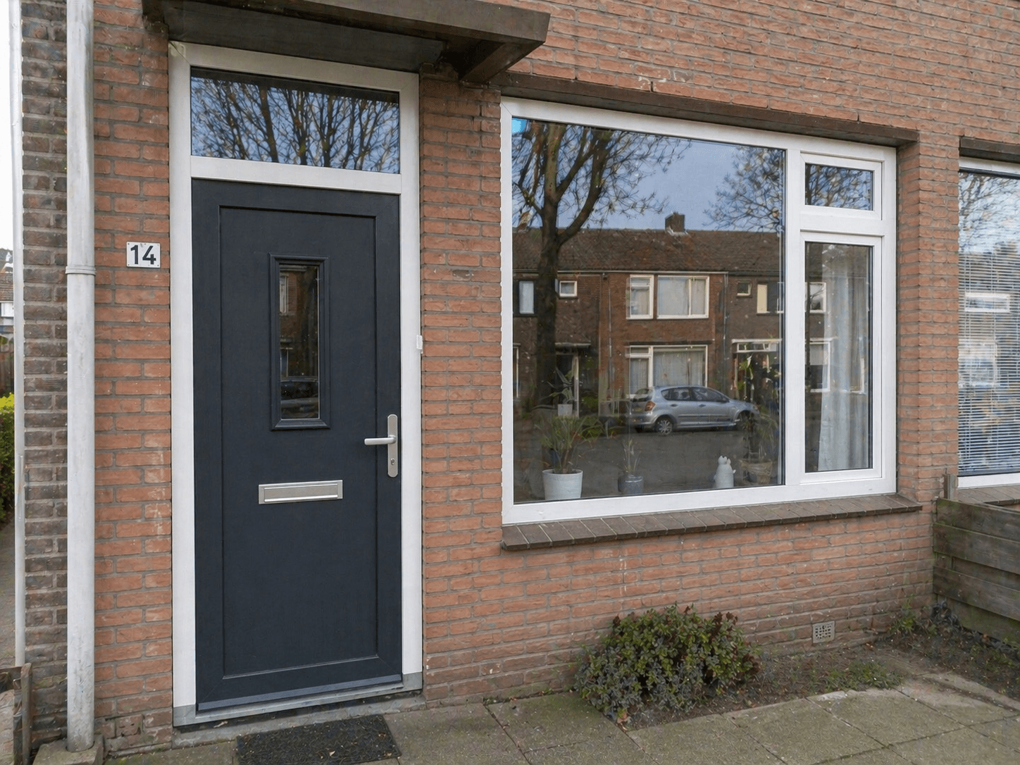 Rijtjeshuis met kunststof voordeur antraciet