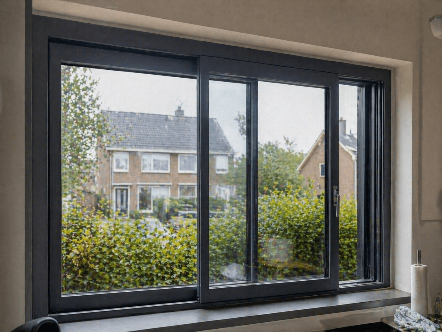 Moderne woonkamer met nieuw aluminium schuifraam in antraciet, uitzicht op straat