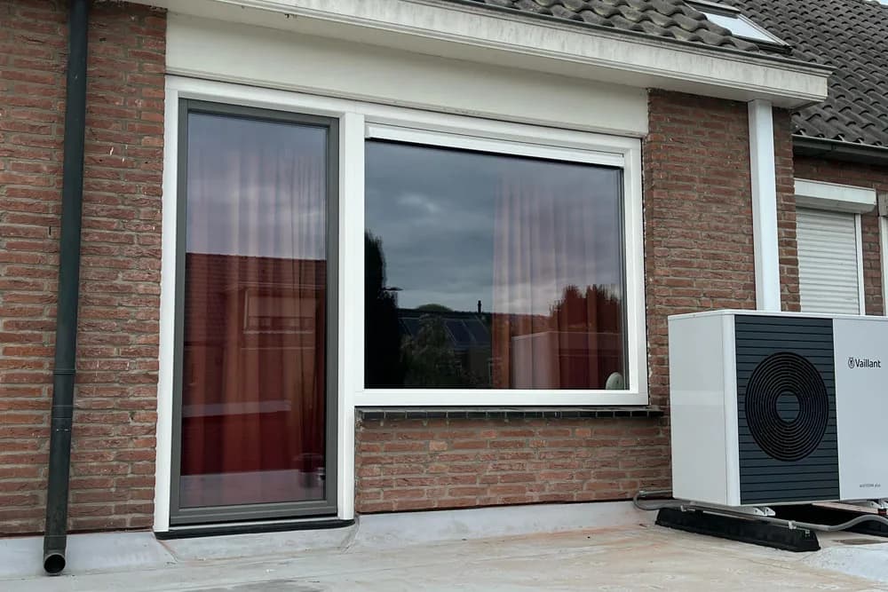 Moderne woning met goed geïsoleerde kozijnen en warmtepomp