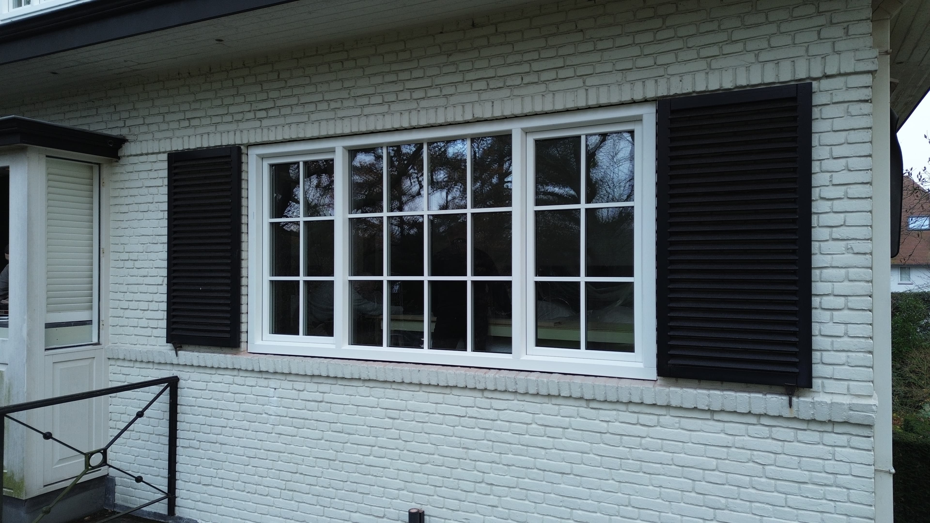 Witte villa met klassieke kozijnen en donkere luiken in Wassenaar