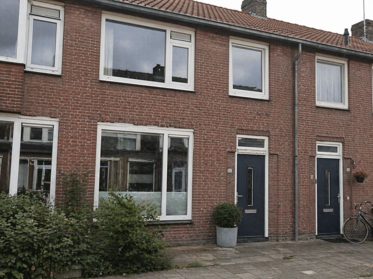 Door Kozijnstore geplaatste witte kunststof kozijnen aan de voorkant van een rijtjeshuis
