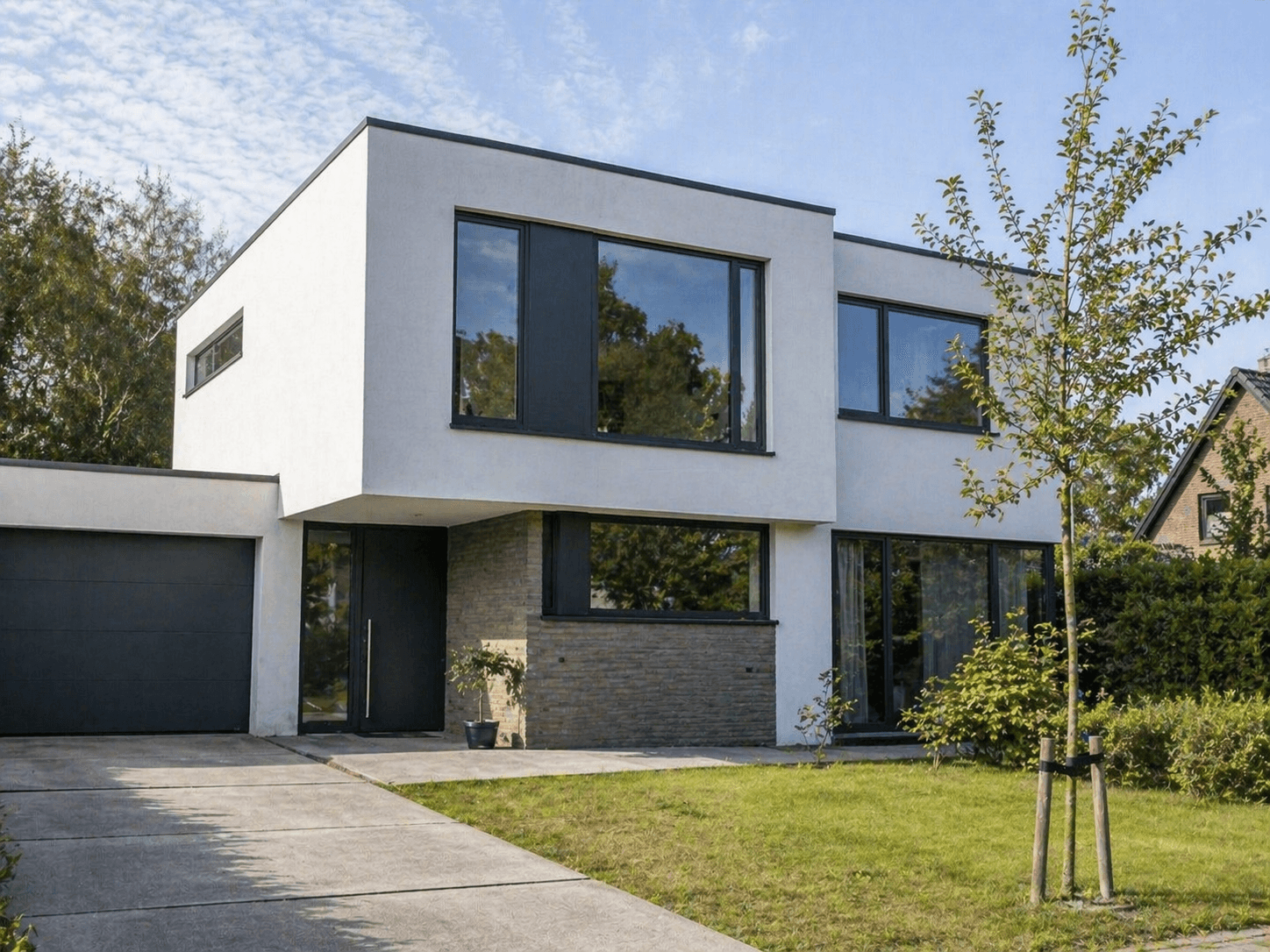 Moderne vrijstaande villa met antraciet aluminium raampartijen