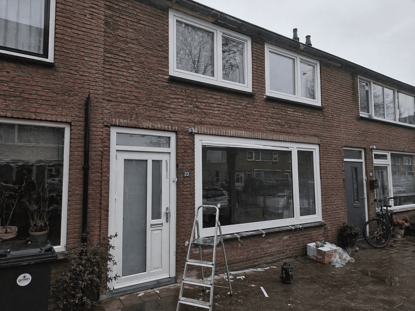Monteur plaatst kunststof voordeur met zorgvuldige afwerking