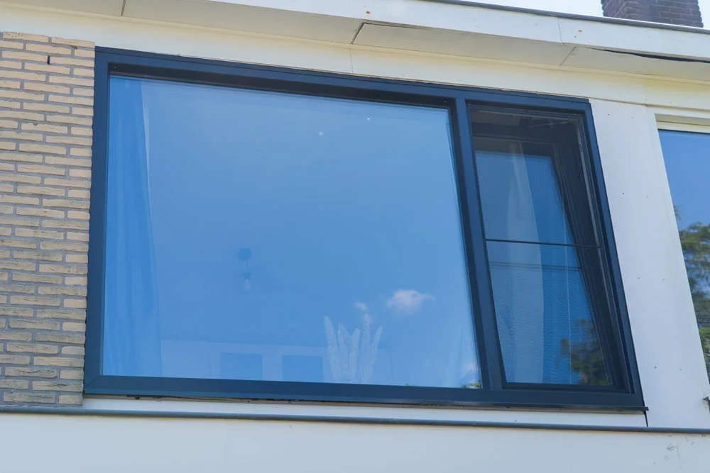 Aluminium draaikiepraam in moderne woning