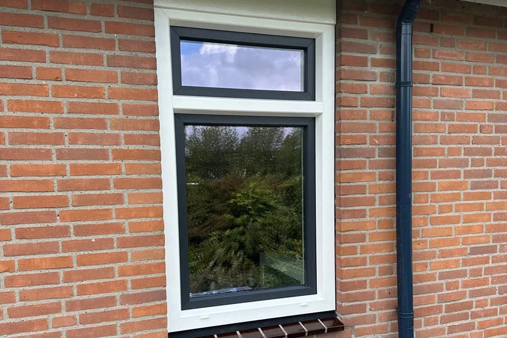Valraam boven een deur als bovenlicht, wit kunststof