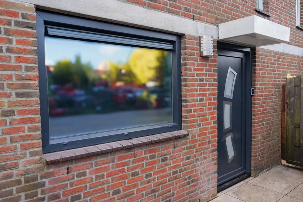 Luxe aluminium voordeur antraciet bij vrijstaande woning