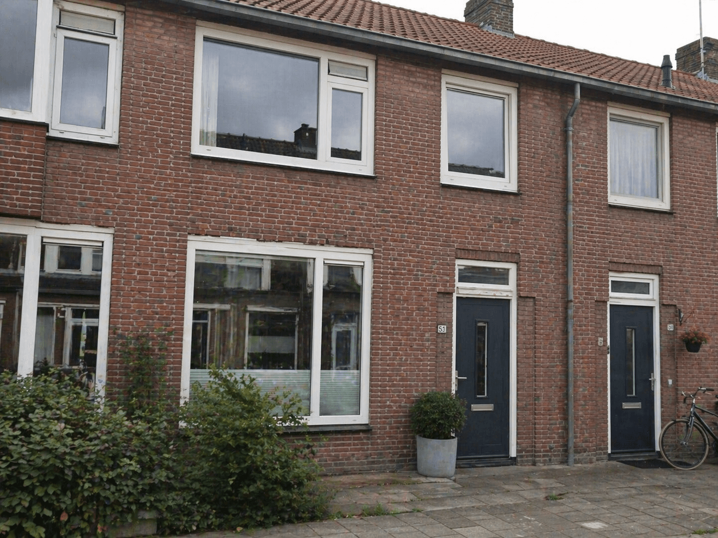 Rijtjeshuis met witte kunststof kozijnen, een veelvoorkomend type huurwoning