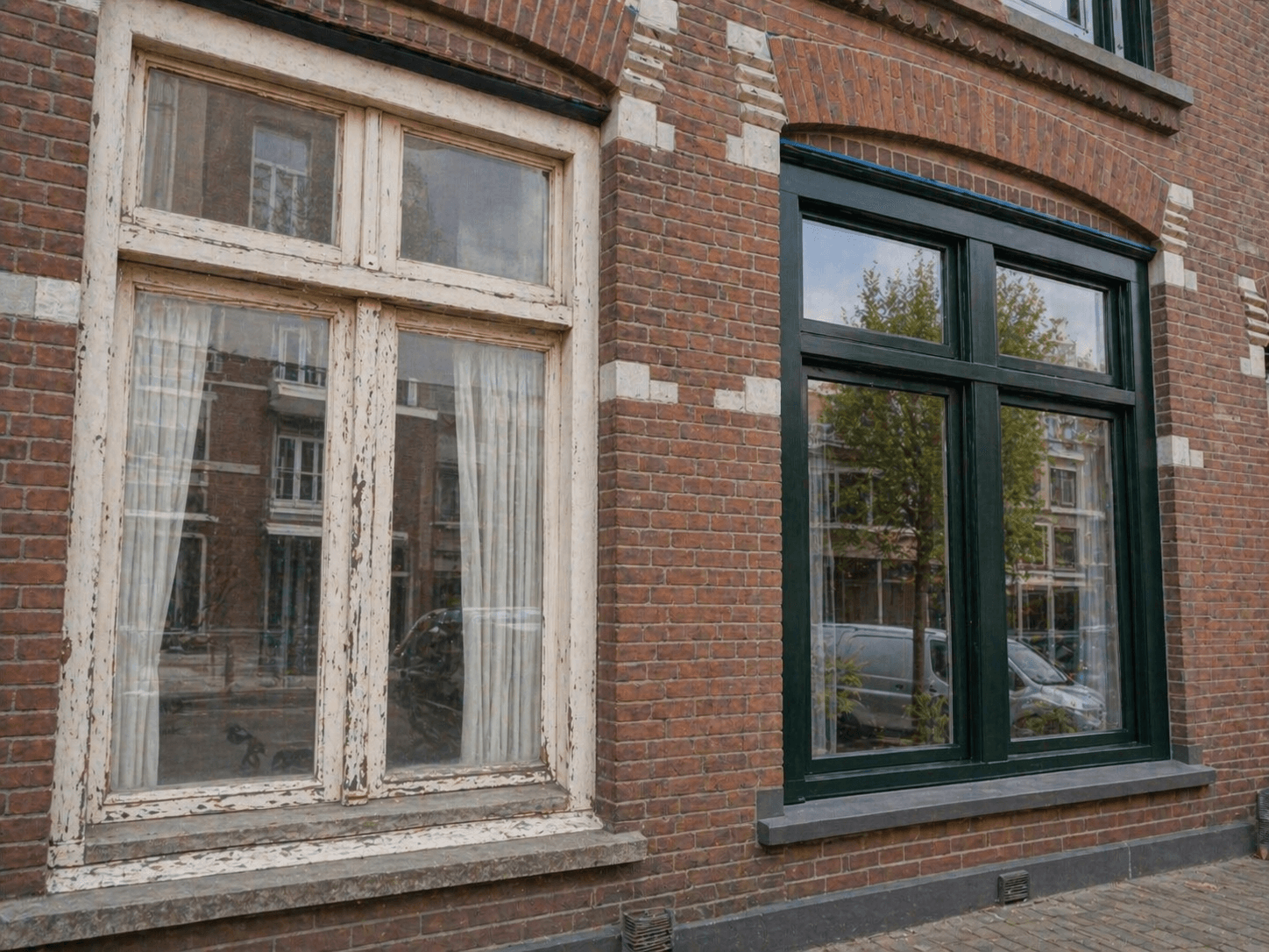 Links een houten kozijn met afgebladderde verf en houtrot, rechts een vervangen kozijn in dezelfde gevel
